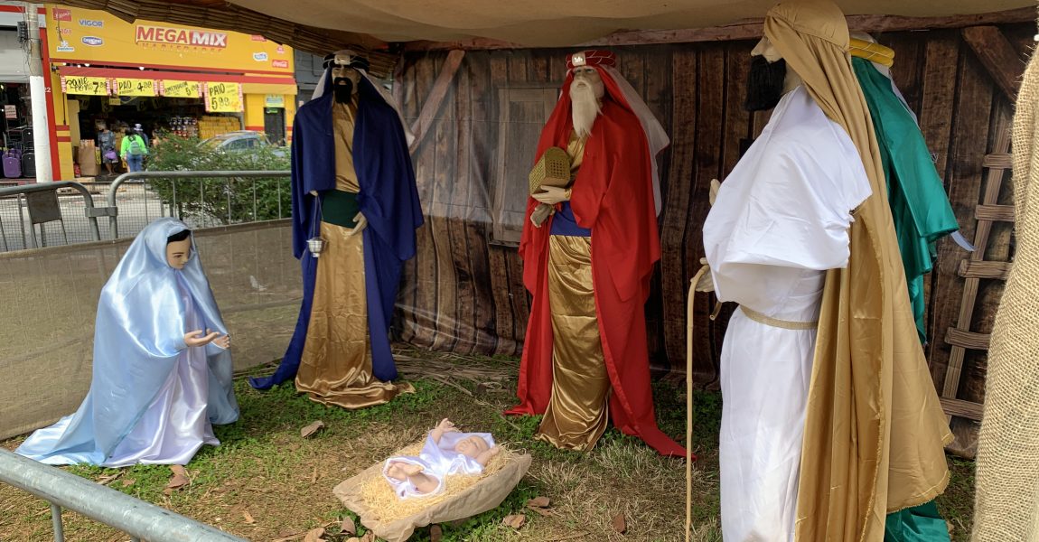 Árvore de Natal vira ponto turístico na Vila Sabrina 